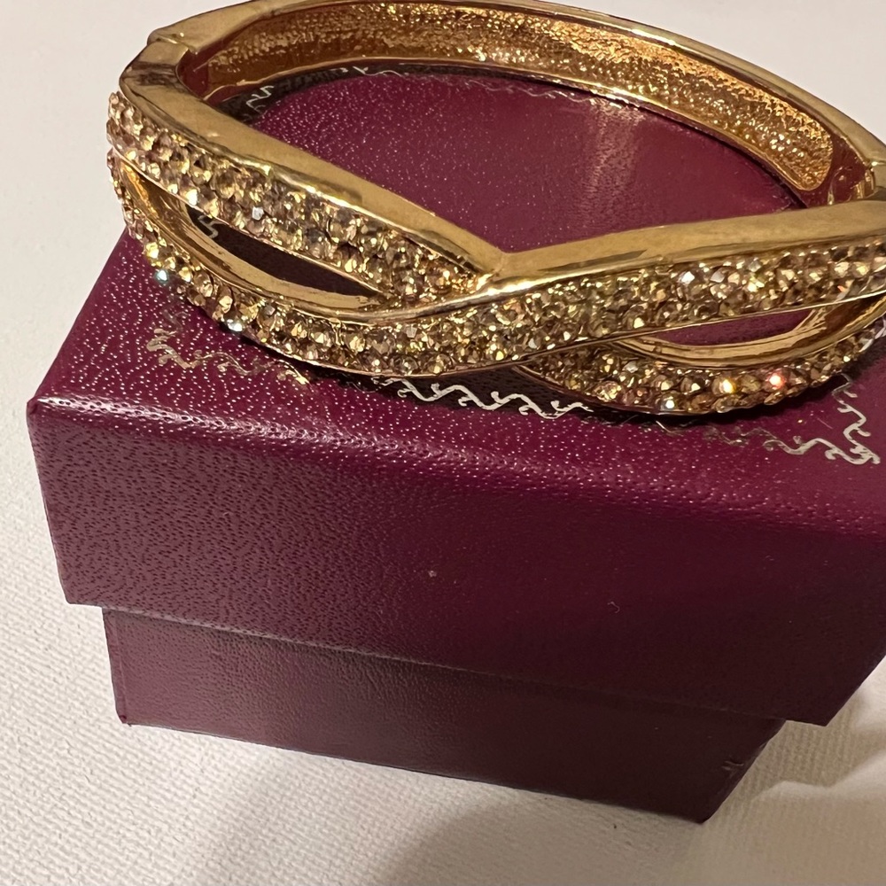 Unbranded Goldtone Bracelet w Topaz Colored Stones. Good Preowned Condition.